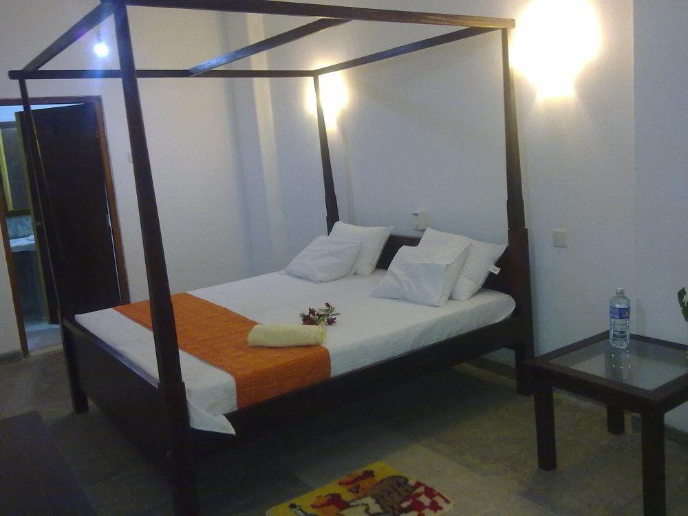 Sea Front Hikkaduwa Otel Dış mekan fotoğraf