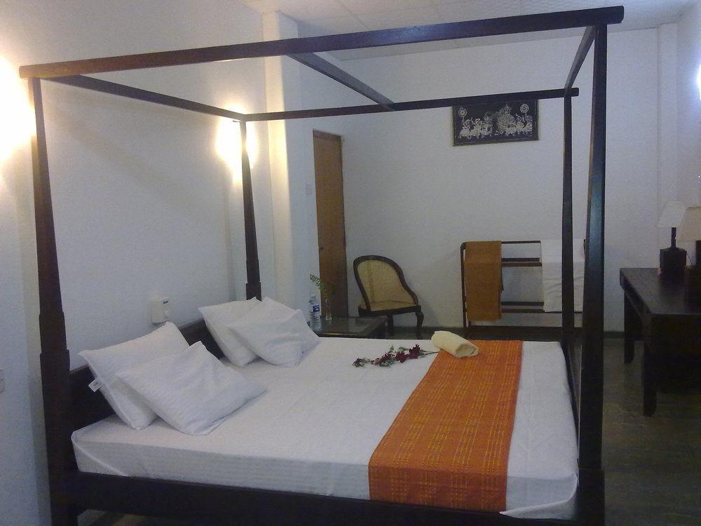 Sea Front Hikkaduwa Otel Dış mekan fotoğraf