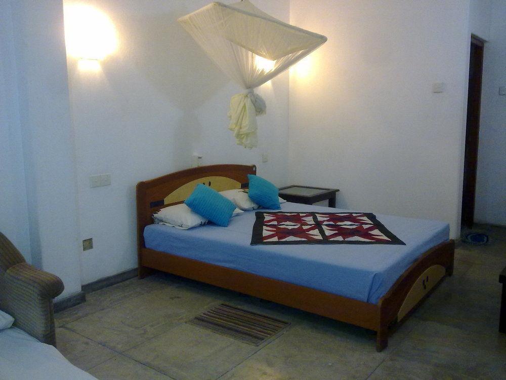 Sea Front Hikkaduwa Otel Dış mekan fotoğraf