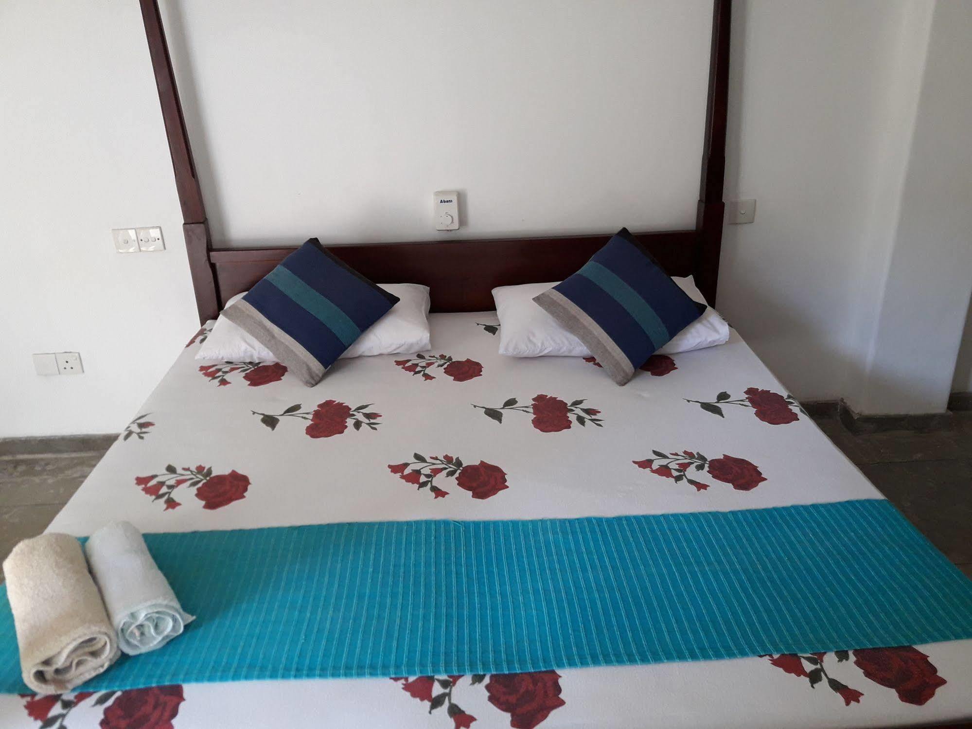 Sea Front Hikkaduwa Otel Dış mekan fotoğraf